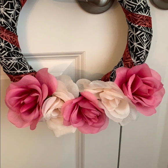 Pink and off white roses wreath - Picture 3 of 5
